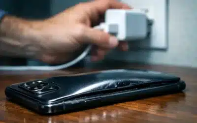 Noticias Tecnológicas 8 Cargadores Rápidos: El Error que Destruye la Batería de tu Celular