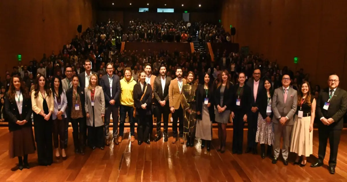 Avance profesional mediante certificaciones oficiales de tecnología. Profesional colombiano obteniendo su certificación gratuita tras completar el programa de talento digital.