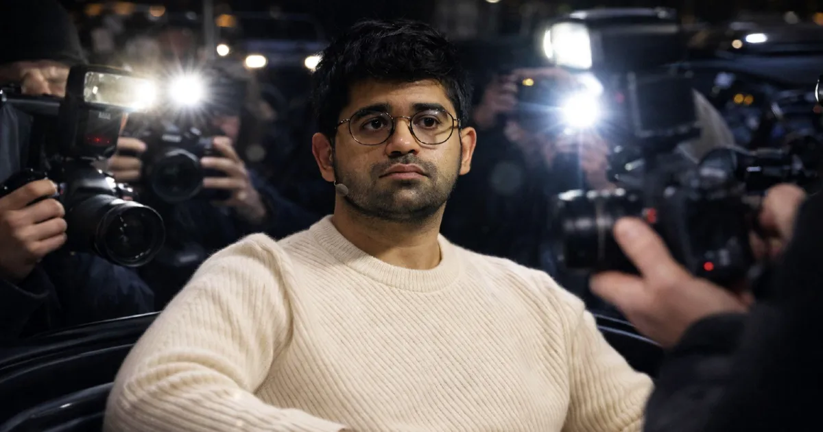 Despidos por la IA: impacto real en el empleo captado en estilo paparazzi Despidos por la IA: escena estilo paparazzi de profesional rodeado de cámaras, reflejando el impacto de la automatización en el empleo