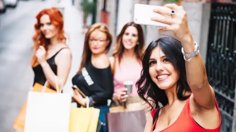Clientas con bolsas de compra tomándose una selfie