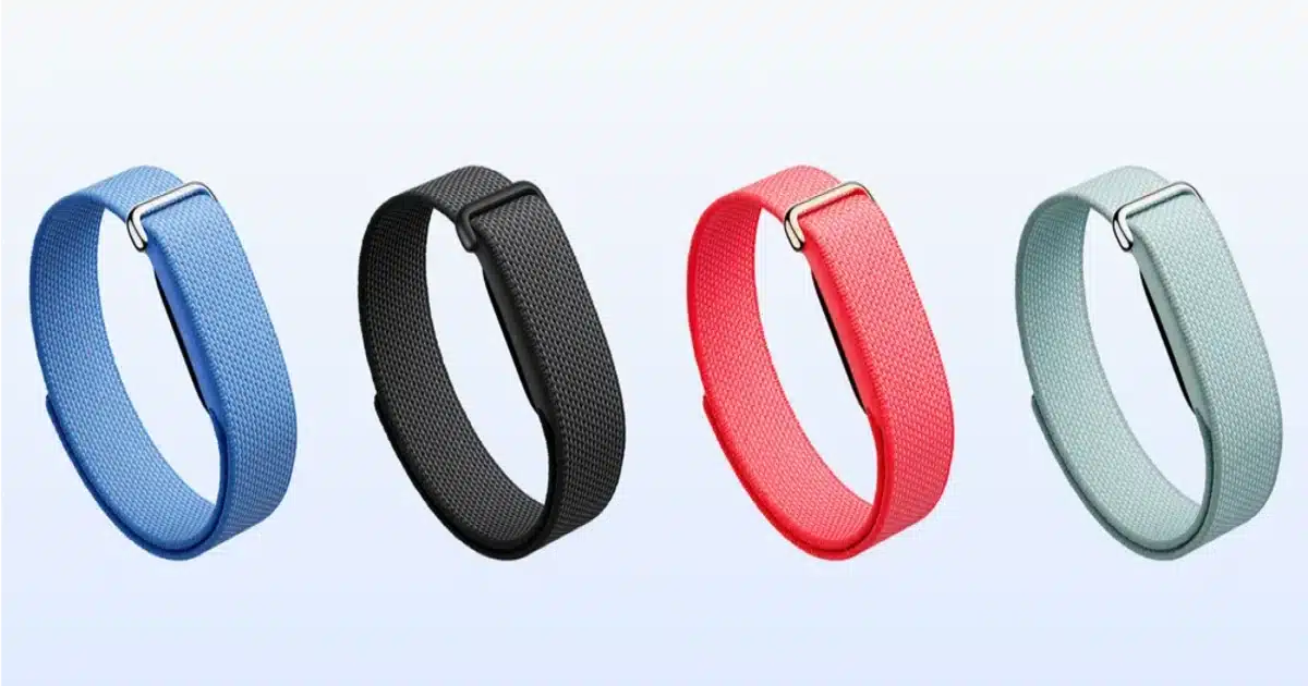 Google Fitbit Air disponible en cuatro colores de correas: azul, negro, rojo y verde claro, todas intercambiables y fabricadas en material transpirable