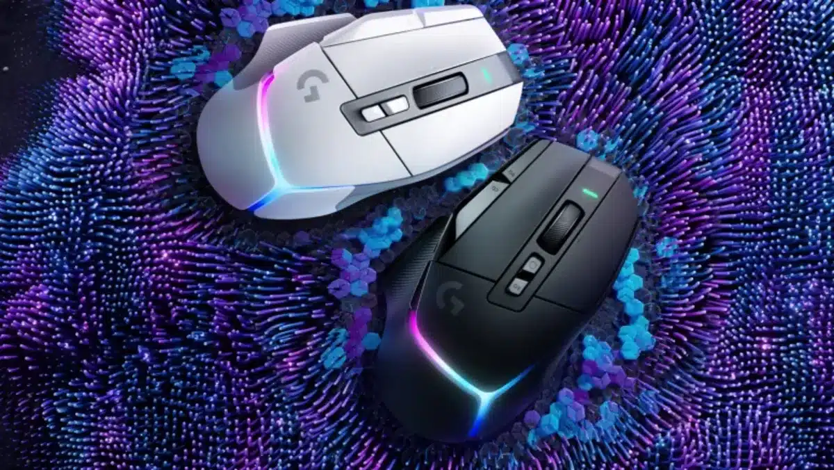 Mouse gaming Logitech G502 X Plus en versiones negro y blanco con iluminación RGB sobre fondo oscuro