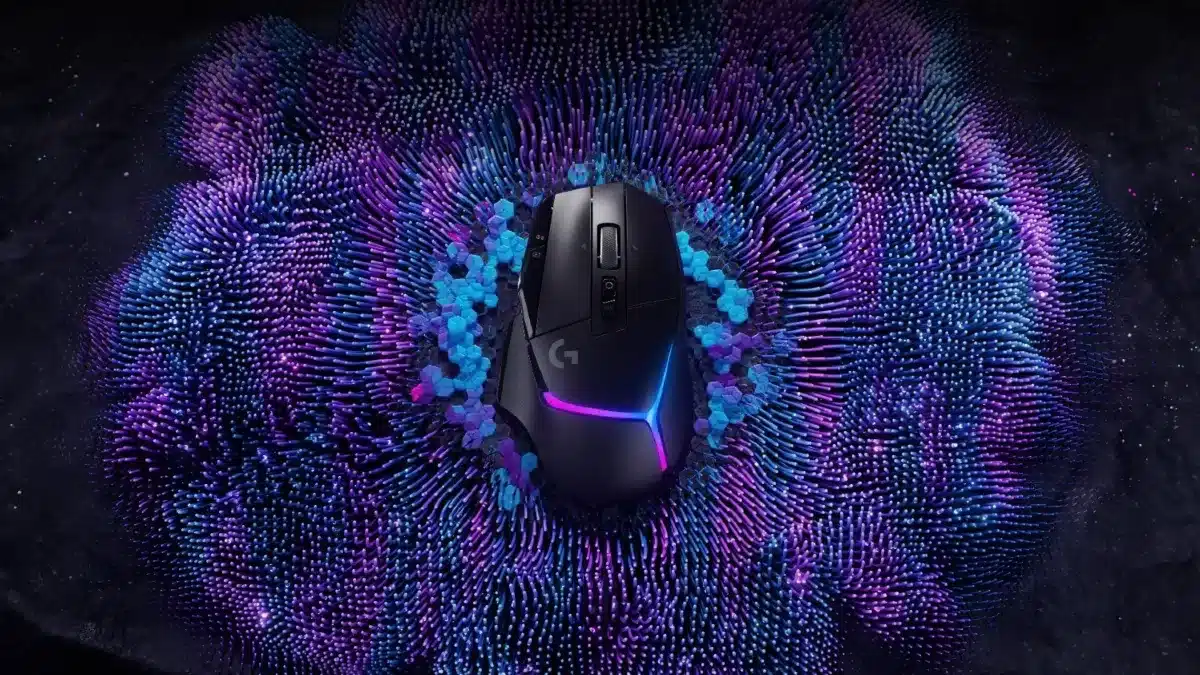 Mouse gaming Logitech G502 X Plus negro con iluminación RGB violeta sobre fondo partículas oscuro