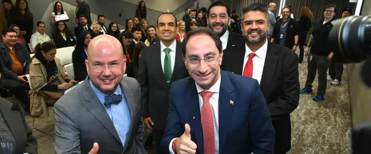 Becas Google MinTIC: representantes institucionales durante un encuentro sobre formación tecnológica en Colombia.