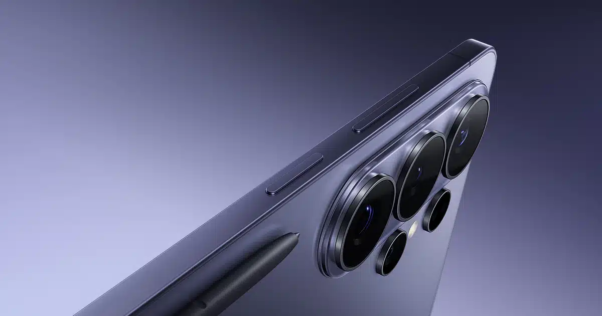 Primer plano del módulo de cámaras y marco lateral de titanio del Galaxy S26 Ultra.