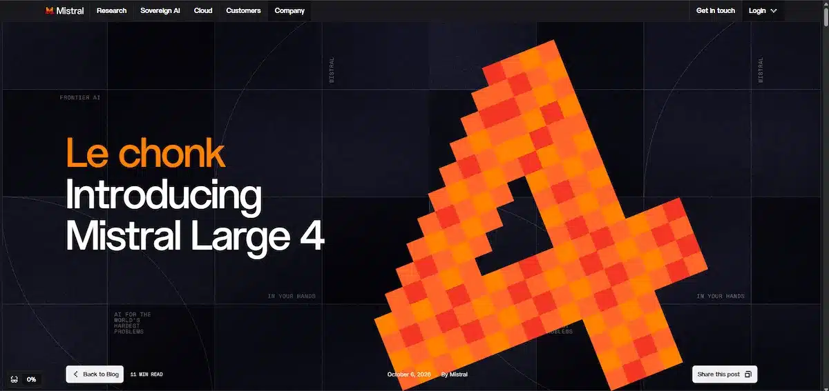 Captura de pantalla del blog de Mistral AI con el titular "Introduciendo Mistral Large 4" y un gran gráfico del número cuatro pixelado de color naranja.